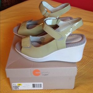 Easy spirit platforms new with box
